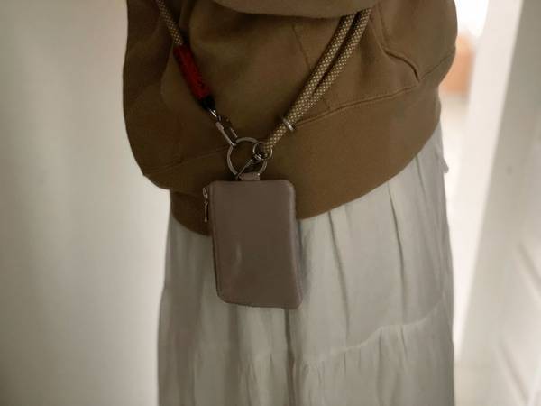 バッグの中身を模様替え。小物入れと名刺入れと小銭入れを上品なレザーアイテムに。[PR]