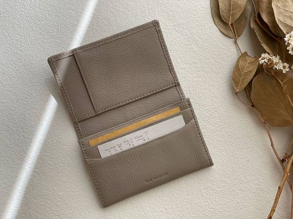 バッグの中身を模様替え。小物入れと名刺入れと小銭入れを上品なレザーアイテムに。[PR]