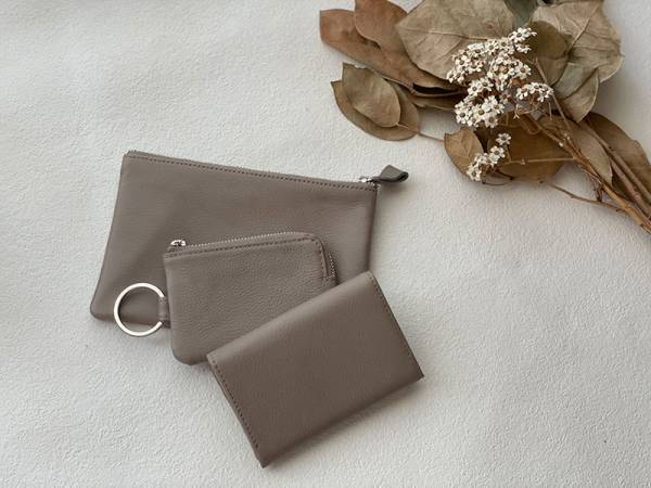 バッグの中身を模様替え。小物入れと名刺入れと小銭入れを上品なレザーアイテムに。[PR]