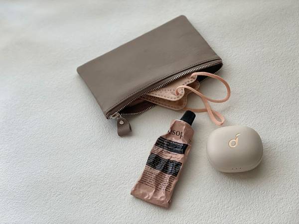 バッグの中身を模様替え。小物入れと名刺入れと小銭入れを上品なレザーアイテムに。[PR]