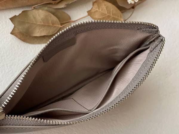 バッグの中身を模様替え。小物入れと名刺入れと小銭入れを上品なレザーアイテムに。[PR]