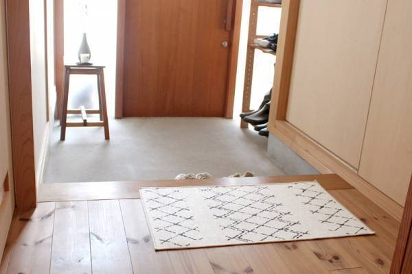 フローリングの砂ザリザリ対策に。「bon moment　手織風マット」が玄関で大活躍！[PR]