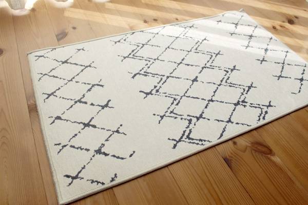 フローリングの砂ザリザリ対策に。「bon moment　手織風マット」が玄関で大活躍！[PR]