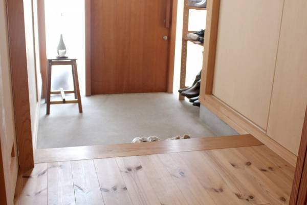 フローリングの砂ザリザリ対策に。「bon moment　手織風マット」が玄関で大活躍！[PR]