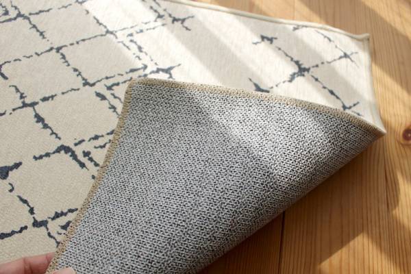 フローリングの砂ザリザリ対策に。「bon moment　手織風マット」が玄関で大活躍！[PR]