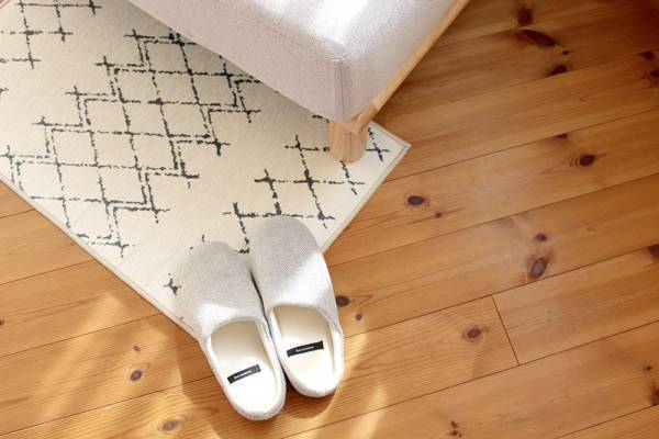 フローリングの砂ザリザリ対策に。「bon moment　手織風マット」が玄関で大活躍！[PR]
