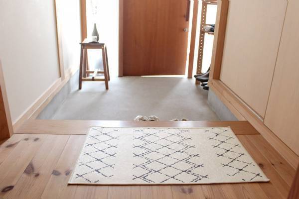 フローリングの砂ザリザリ対策に。「bon moment　手織風マット」が玄関で大活躍！[PR]