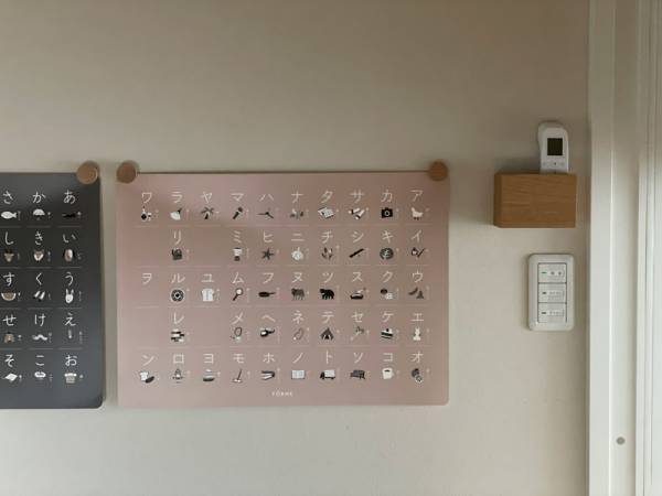 壁にギャラリーをつくるなら、壁紙に穴や傷を付けない「木のピクチャークリップ」がぴったり。[PR]