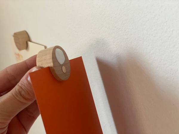 壁にギャラリーをつくるなら、壁紙に穴や傷を付けない「木のピクチャークリップ」がぴったり。[PR]