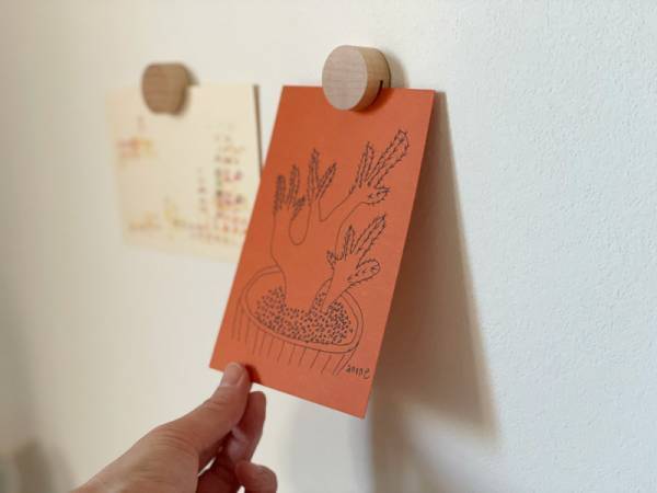 壁にギャラリーをつくるなら、壁紙に穴や傷を付けない「木のピクチャークリップ」がぴったり。[PR]