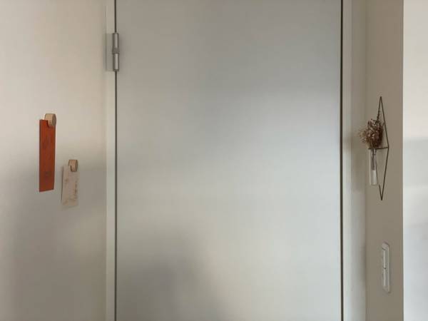 壁にギャラリーをつくるなら、壁紙に穴や傷を付けない「木のピクチャークリップ」がぴったり。[PR]