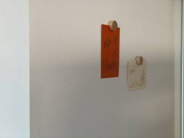 壁にギャラリーをつくるなら、壁紙に穴や傷を付けない「木のピクチャークリップ」がぴったり。[PR]