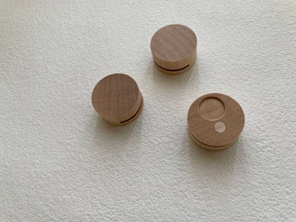 壁にギャラリーをつくるなら、壁紙に穴や傷を付けない「木のピクチャークリップ」がぴったり。[PR]