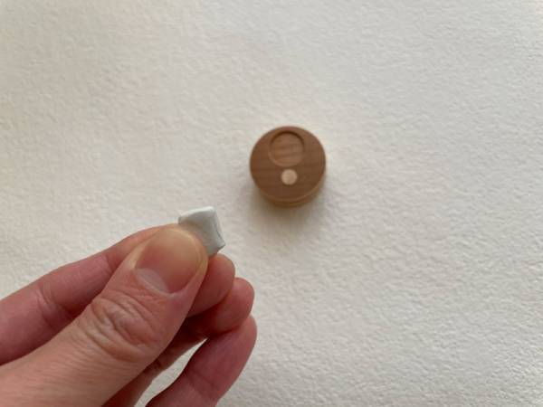 壁にギャラリーをつくるなら、壁紙に穴や傷を付けない「木のピクチャークリップ」がぴったり。[PR]