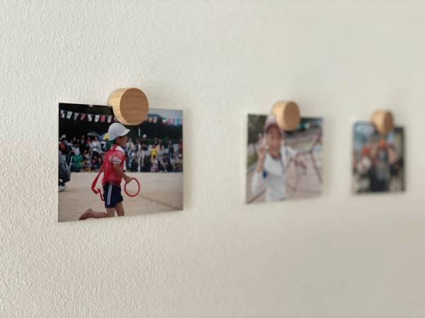 壁にギャラリーをつくるなら、壁紙に穴や傷を付けない「木のピクチャークリップ」がぴったり。[PR]