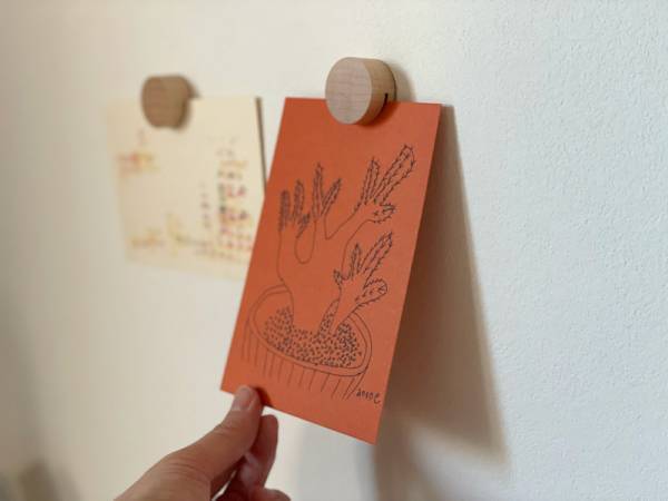 壁にギャラリーをつくるなら、壁紙に穴や傷を付けない「木のピクチャークリップ」がぴったり。[PR]