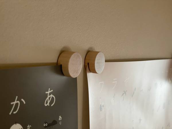 壁にギャラリーをつくるなら、壁紙に穴や傷を付けない「木のピクチャークリップ」がぴったり。[PR]