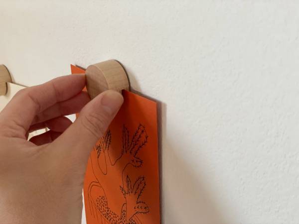 壁にギャラリーをつくるなら、壁紙に穴や傷を付けない「木のピクチャークリップ」がぴったり。[PR]