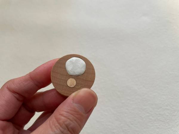 壁にギャラリーをつくるなら、壁紙に穴や傷を付けない「木のピクチャークリップ」がぴったり。[PR]