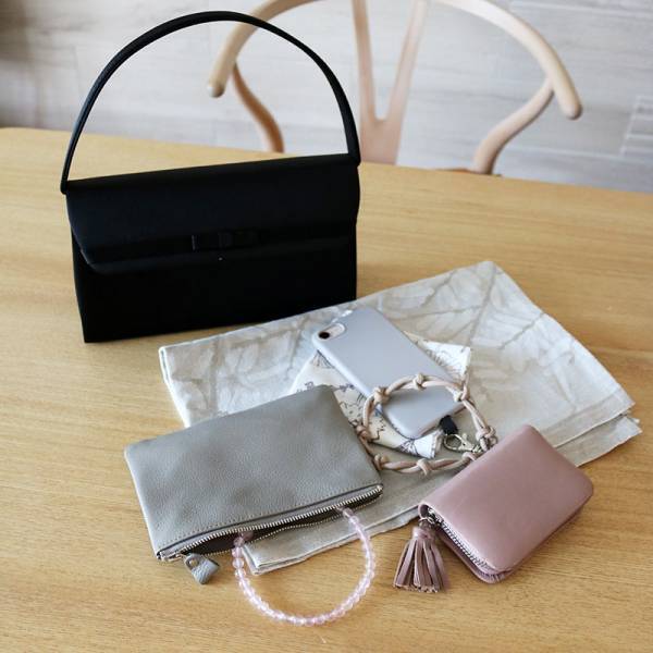 マチがないのが使いやすい！ケア小物、通院グッズ、数珠収納まで、大人の本革ポーチみんなの使い方[PR]