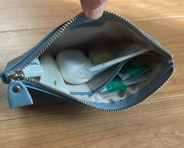 マチがないのが使いやすい！ケア小物、通院グッズ、数珠収納まで、大人の本革ポーチみんなの使い方[PR]