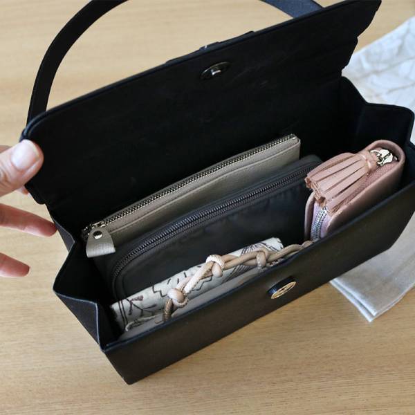 マチがないのが使いやすい！ケア小物、通院グッズ、数珠収納まで、大人の本革ポーチみんなの使い方[PR]