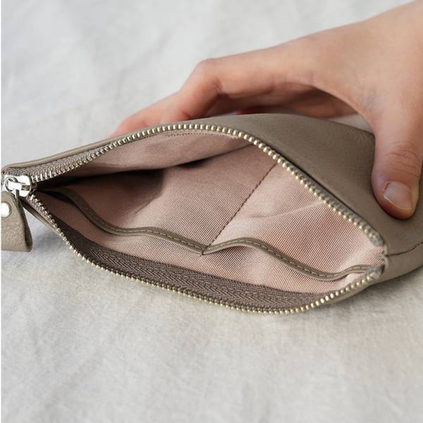 マチがないのが使いやすい！ケア小物、通院グッズ、数珠収納まで、大人の本革ポーチみんなの使い方[PR]