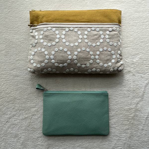 マチがないのが使いやすい！ケア小物、通院グッズ、数珠収納まで、大人の本革ポーチみんなの使い方[PR]