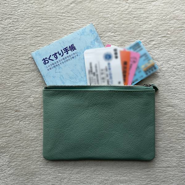 マチがないのが使いやすい！ケア小物、通院グッズ、数珠収納まで、大人の本革ポーチみんなの使い方[PR]