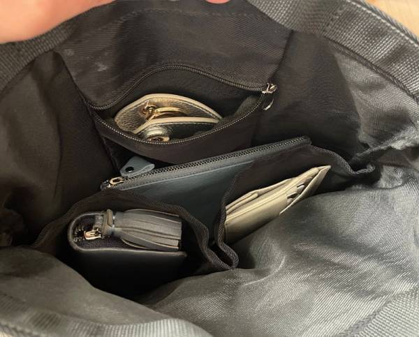 マチがないのが使いやすい！ケア小物、通院グッズ、数珠収納まで、大人の本革ポーチみんなの使い方[PR]