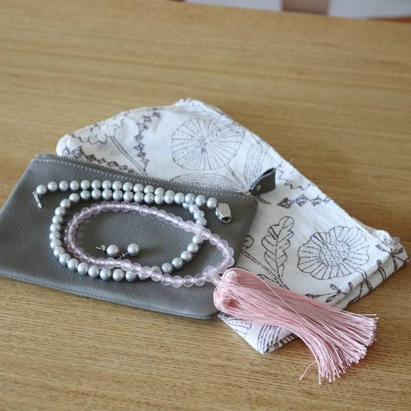 マチがないのが使いやすい！ケア小物、通院グッズ、数珠収納まで、大人の本革ポーチみんなの使い方[PR]