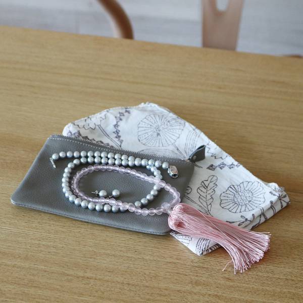 マチがないのが使いやすい！ケア小物、通院グッズ、数珠収納まで、大人の本革ポーチみんなの使い方[PR]