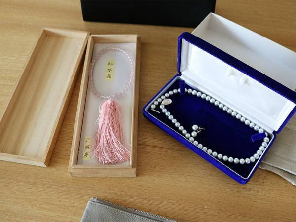 マチがないのが使いやすい！ケア小物、通院グッズ、数珠収納まで、大人の本革ポーチみんなの使い方[PR]