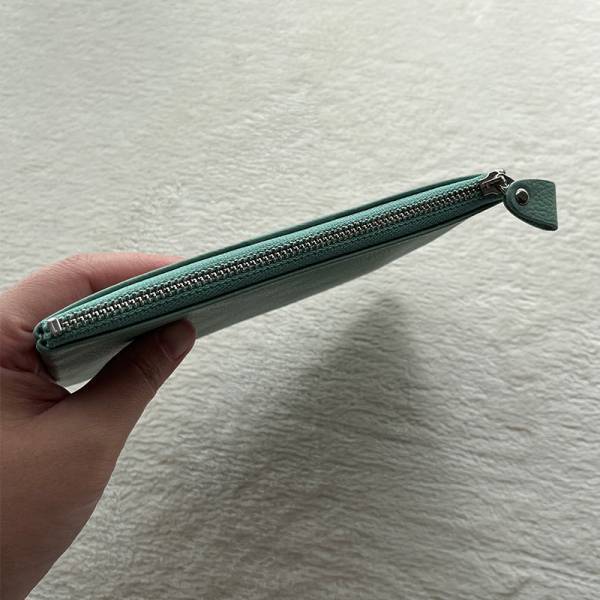 マチがないのが使いやすい！ケア小物、通院グッズ、数珠収納まで、大人の本革ポーチみんなの使い方[PR]