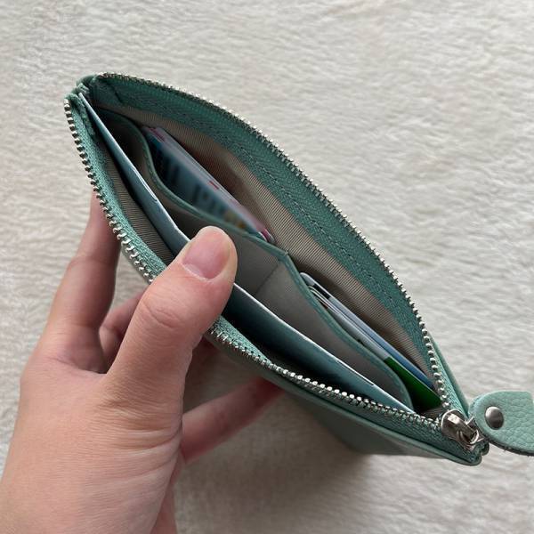 マチがないのが使いやすい！ケア小物、通院グッズ、数珠収納まで、大人の本革ポーチみんなの使い方[PR]