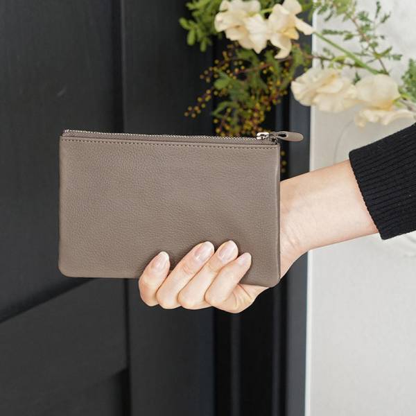 マチがないのが使いやすい！ケア小物、通院グッズ、数珠収納まで、大人の本革ポーチみんなの使い方[PR]