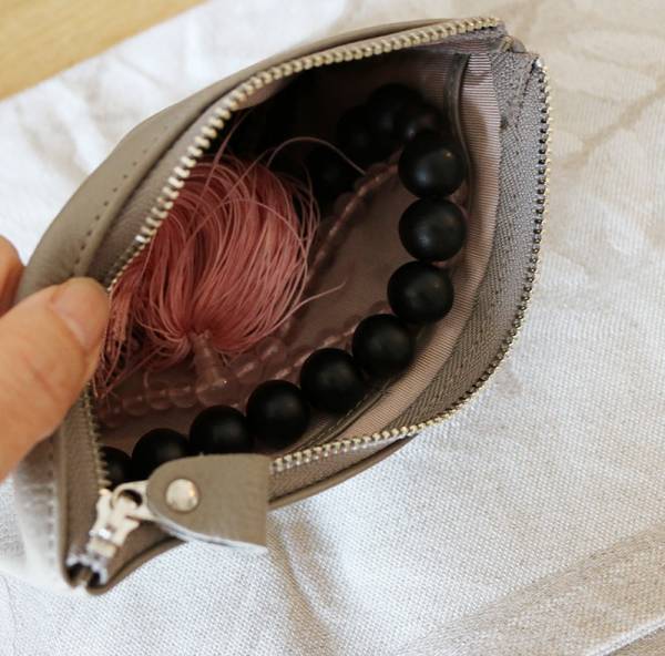 マチがないのが使いやすい！ケア小物、通院グッズ、数珠収納まで、大人の本革ポーチみんなの使い方[PR]