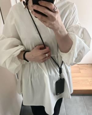 旅行や普段使いにも大活躍！着こなしも素敵な、暮らしのインスタグラマーさん達が選ぶ「Agreable 牛革2wayスマホストラップ」[PR]