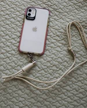 旅行や普段使いにも大活躍！着こなしも素敵な、暮らしのインスタグラマーさん達が選ぶ「Agreable 牛革2wayスマホストラップ」[PR]