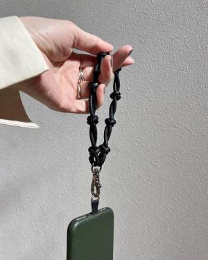 旅行や普段使いにも大活躍！着こなしも素敵な、暮らしのインスタグラマーさん達が選ぶ「Agreable 牛革2wayスマホストラップ」[PR]