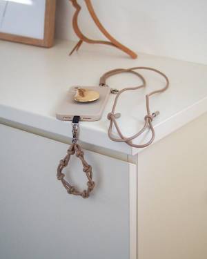 旅行や普段使いにも大活躍！着こなしも素敵な、暮らしのインスタグラマーさん達が選ぶ「Agreable 牛革2wayスマホストラップ」[PR]