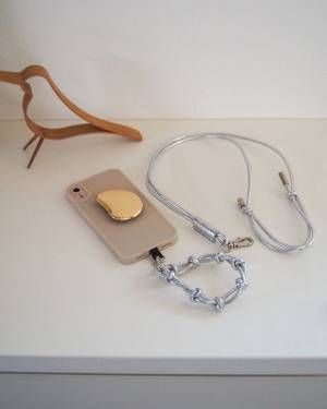 旅行や普段使いにも大活躍！着こなしも素敵な、暮らしのインスタグラマーさん達が選ぶ「Agreable 牛革2wayスマホストラップ」[PR]