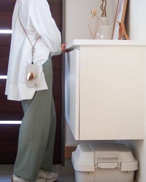 旅行や普段使いにも大活躍！着こなしも素敵な、暮らしのインスタグラマーさん達が選ぶ「Agreable 牛革2wayスマホストラップ」[PR]