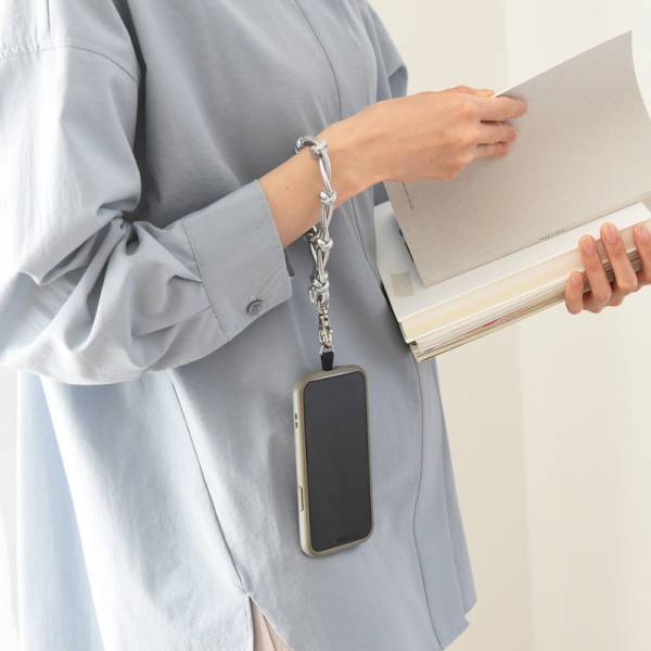 旅行や普段使いにも大活躍！着こなしも素敵な、暮らしのインスタグラマーさん達が選ぶ「Agreable 牛革2wayスマホストラップ」[PR]