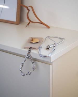 旅行や普段使いにも大活躍！着こなしも素敵な、暮らしのインスタグラマーさん達が選ぶ「Agreable 牛革2wayスマホストラップ」[PR]