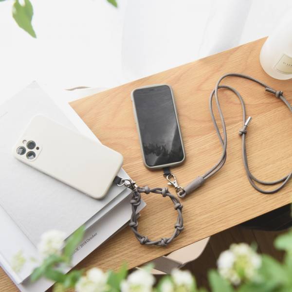 旅行や普段使いにも大活躍！着こなしも素敵な、暮らしのインスタグラマーさん達が選ぶ「Agreable 牛革2wayスマホストラップ」[PR]