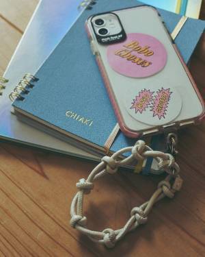 旅行や普段使いにも大活躍！着こなしも素敵な、暮らしのインスタグラマーさん達が選ぶ「Agreable 牛革2wayスマホストラップ」[PR]