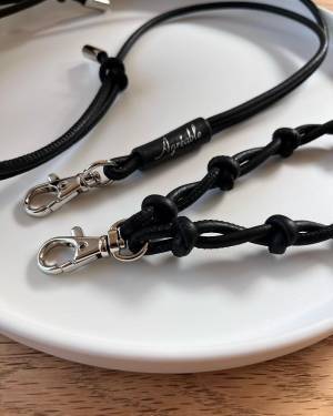 旅行や普段使いにも大活躍！着こなしも素敵な、暮らしのインスタグラマーさん達が選ぶ「Agreable 牛革2wayスマホストラップ」[PR]