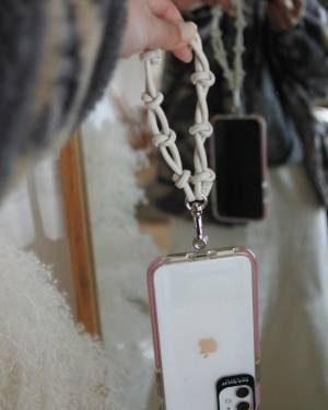 旅行や普段使いにも大活躍！着こなしも素敵な、暮らしのインスタグラマーさん達が選ぶ「Agreable 牛革2wayスマホストラップ」[PR]