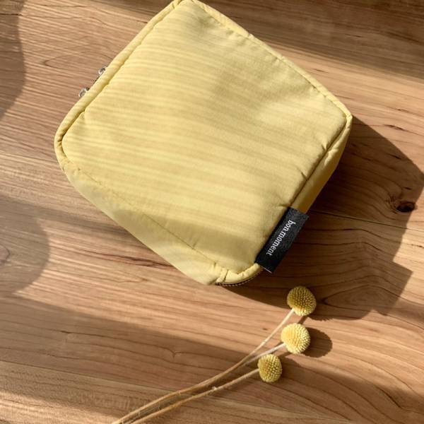 「メイクポーチの中身がぐちゃぐちゃ」を卒業しよう！ 探し物がすぐに見つかる「立てる収納メイクポーチ」[PR]